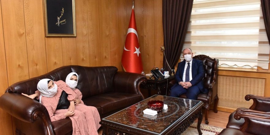 Vali Ömer Faruk Coşkun, siyam ikizlerini misafir etti