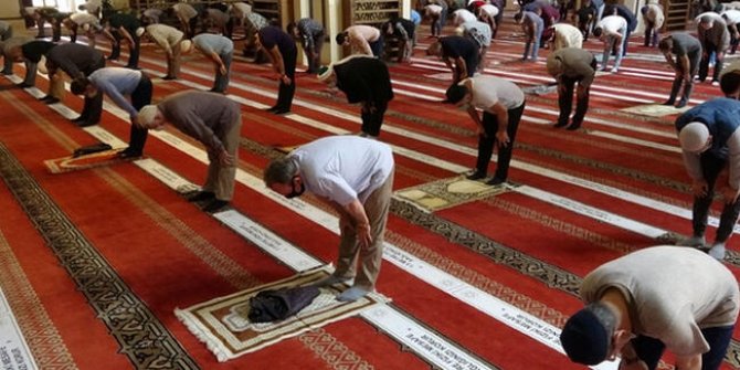 Erbaş: Vakit namazları da cemaatle kılınacak