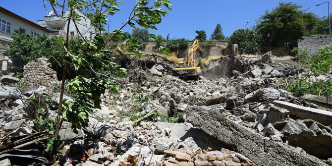Tarihi Maraş Kalesi etrafındaki metruk binalar yıkılıyor