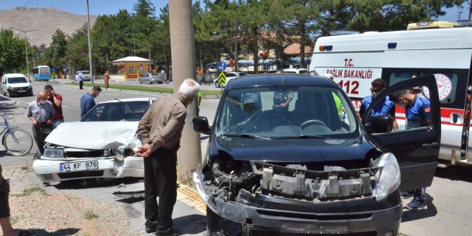 Kahramanmaraş'ta kamyonetle otomobil çarpıştı: 2 yaralı