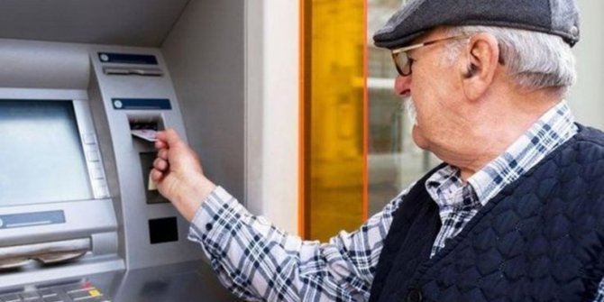 Emekliler, maaş ve ikramiyeyi bayram öncesi alabilecek!