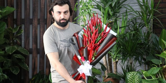 Aşk acısı çekenlere Maraş biberli çiçek buketi