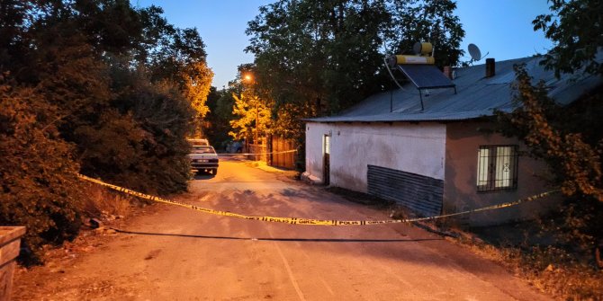 Satırla komşularına saldıran öğretmenin sorgusu sürüyor