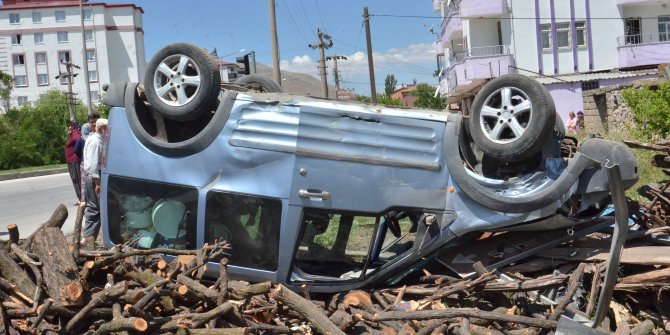 Bisiklete çarpan ticari araç takla attı