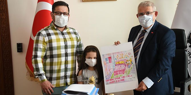 Başkan Mahçiçek, yarışmada kazananlara hediyelerini takdim etti