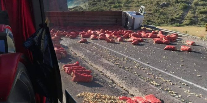 Kayseri-Kahramanmaraş yolunda TIR devrildi