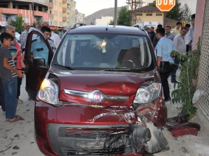 KAHRAMANMARAŞ'TA MİNİBÜSLE KAMYONET ÇARPIŞTI: 2 YARALI