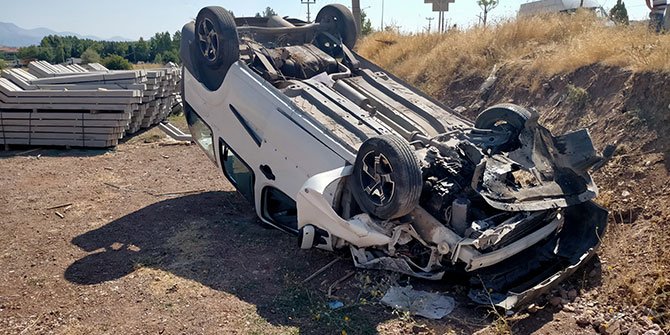 Kahramanmaraş yolunda hafif ticari araç şarampole yuvarlandı