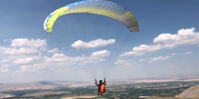 16 yaşındaki paraşütçü Afşin'den Elbistan'a uçtu