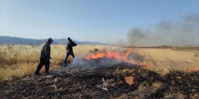 Buğday tarlasındaki anız yangını korkuttu