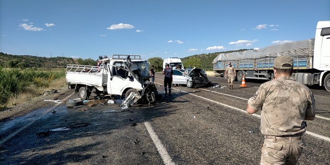 Kahramanmaraş karayolunda kafa kafaya çarpıştılar