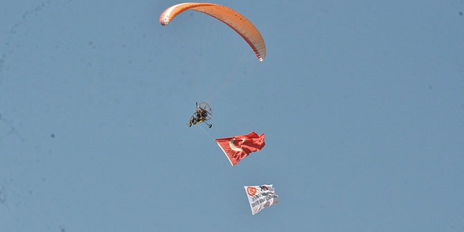 15 Temmuz şehitleri anısına paramotorla saygı uçuşu