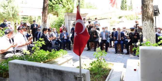 Kahramanmaraş’ta şehit mezarlarına karanfil bırakıldı