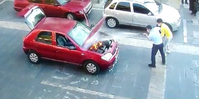 Kahramanmaraş'ta yanan otomobili zabıta söndürdü