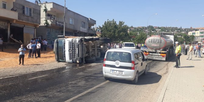 Kahramanmaraş'ta mucur yüklü kamyon yayaların üzerine devrildi!