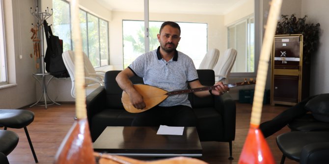 K.maraş'ta, galerici ozandan ikinci el araç alıp satanlara sazlı tepki