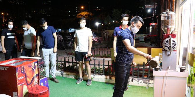 Kahramanmaraş'ta kuruyemişçiden ücretsiz kahve ikramı