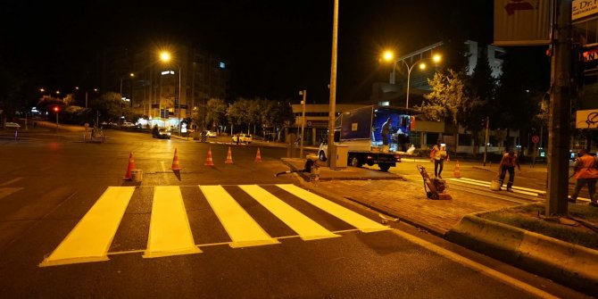 Büyükşehir Belediyesi yol çizgilerini yeniliyor