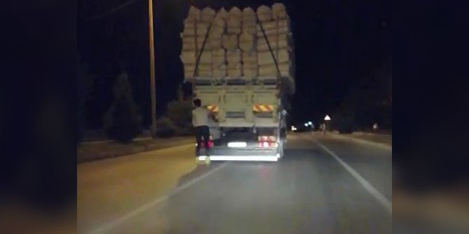 Kahramanmaraş'ta kamyonun arkasında patenle tehlikeli yolculuk