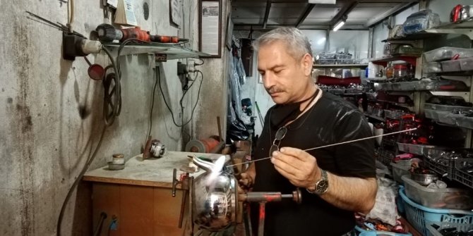 Kahramanmaraş'ta bir bakırcı eski eşyaların ömrünü uzatıyor