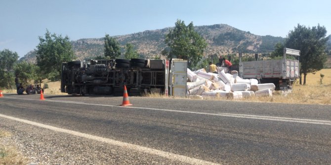 Kahramanmaraş karayolu'nda saman yüklü kamyon devrildi