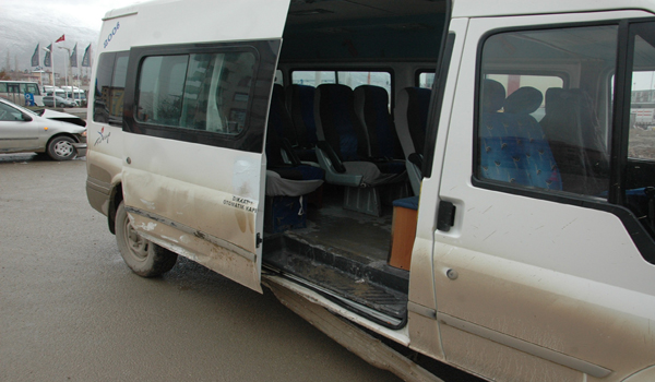 ÖĞRENCİ SERVİSİ İLE OTOMOBİL ÇAPIŞTI: 2 YARALI