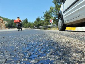 ERİYEN ASFALT SÜRÜCÜLERİN KABUSU OLDU