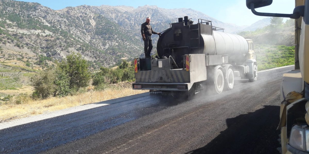 Karamanlı Yolu’nda sathi kaplama başladı