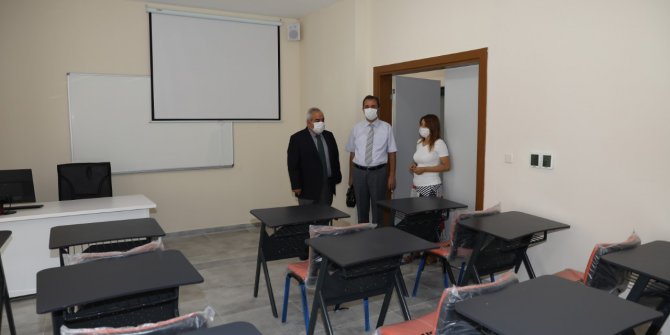 Rektör Özgül, İnsan ve Toplum Bilimleri Fakültesi’nde incelemelerde bulundu