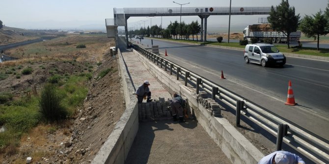 Kahramanmaraş’taki üst geçide yaya yolu yapılıyor