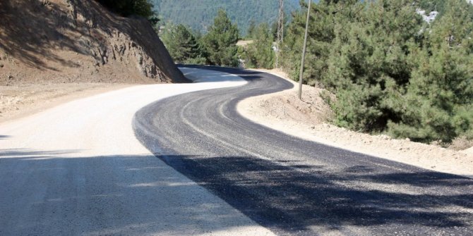 Kahramanmaraş’ta Avkasrı yoluna sathi kaplama yapılıyor