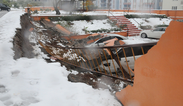 İSTİNAT DUVARI ARAÇLARIN ÜZERİNE ÇÖKTÜ