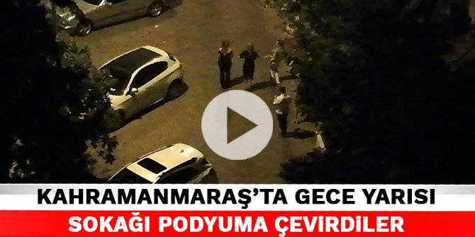 Kahramanmaraş’ta genç kızlar gece yarısı sokağı podyuma çevirdiler