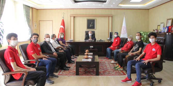 İl Milli Eğitim Müdürü Yılmaz'dan dereceye giren öğretmenlere ve öğrencilere hediye