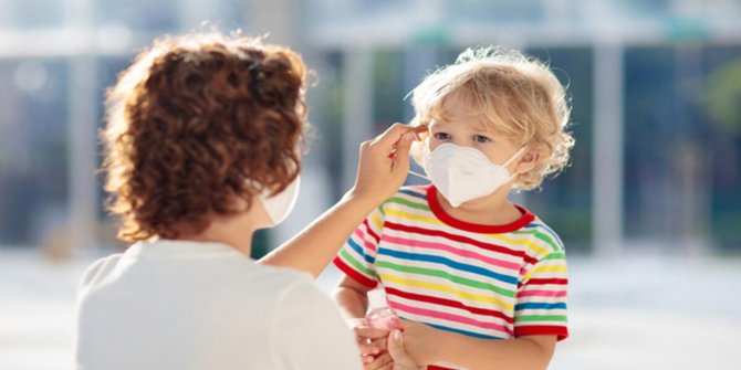 Çocuklara maske ve sosyal mesafe yaşına uygun anlatılmalı
