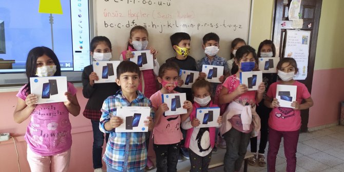 Yeni Dünya Kampanyası’nda ilk tabletler çocuklara ulaştı