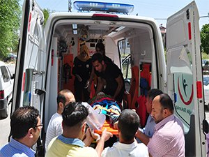 OTOMOBİL İLE MOTOSİKLET ÇARPIŞTI: 1 YARALI