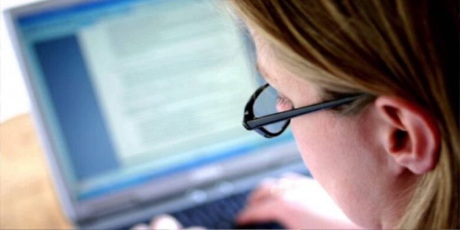 Uzun süre ekrana bakmak miyopi sebebi