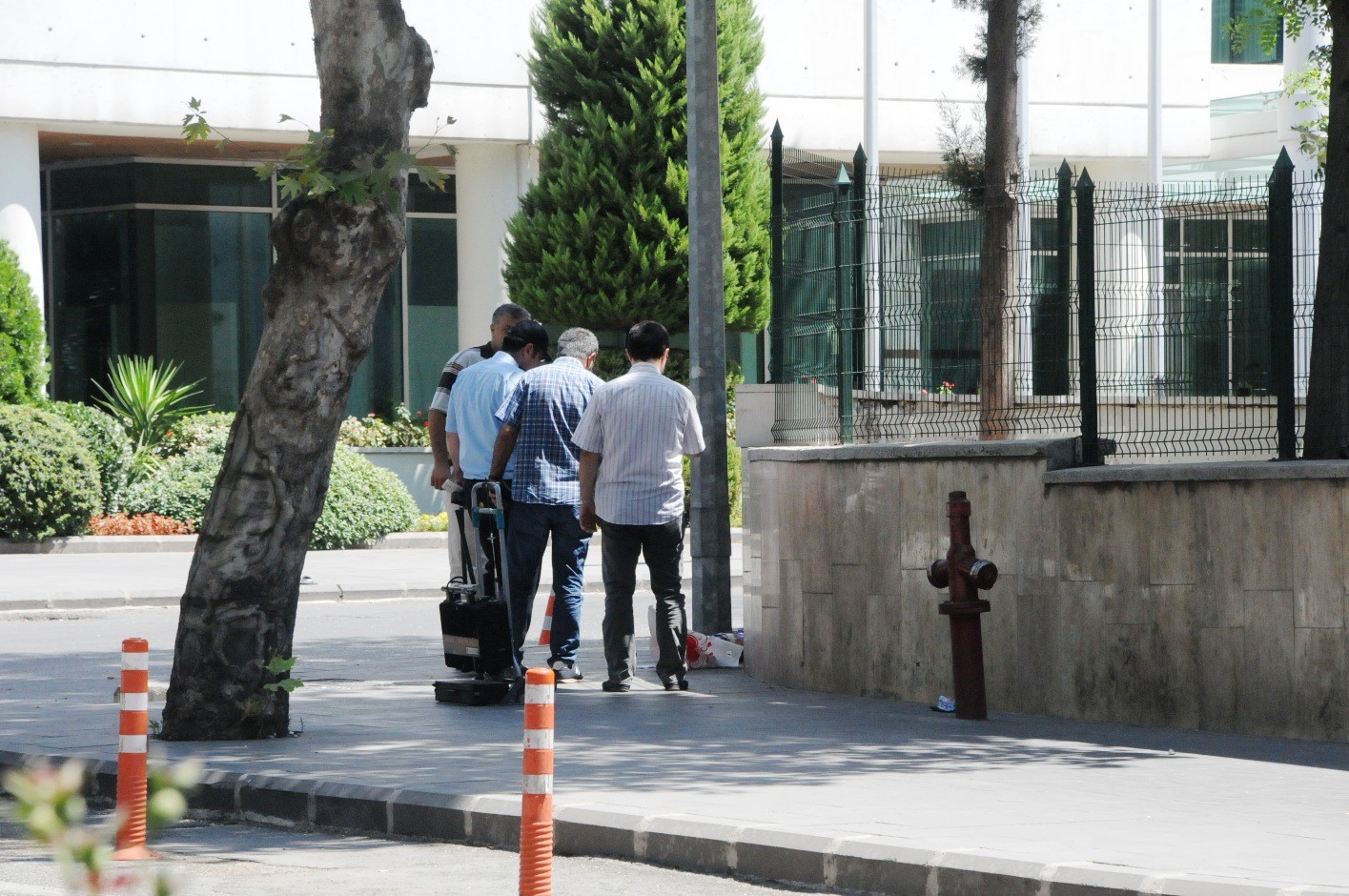 EMNİYETTE ŞÜPHELİ ÇANTA PANİĞİ!