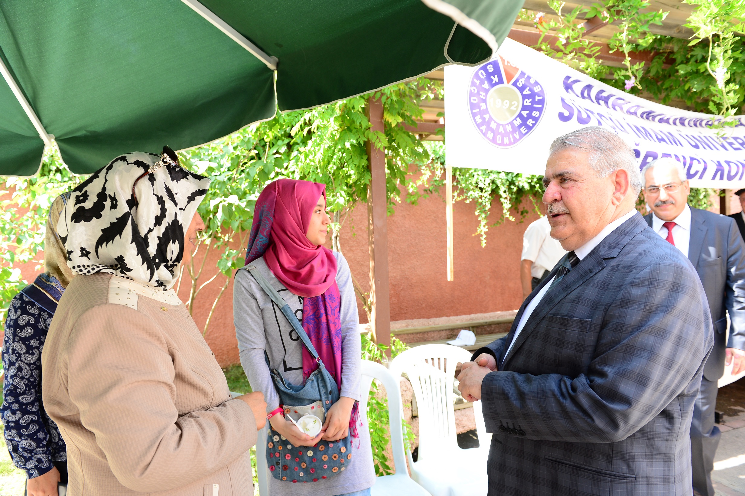 ONİKİŞUBAT ÖĞRENCİLERİ DONDURMA İLE KARŞILADI