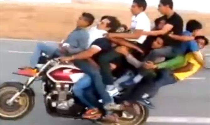 SİZCE BİR MOTORSİKLETE KAÇ KİŞİ BİNEBİLİR?