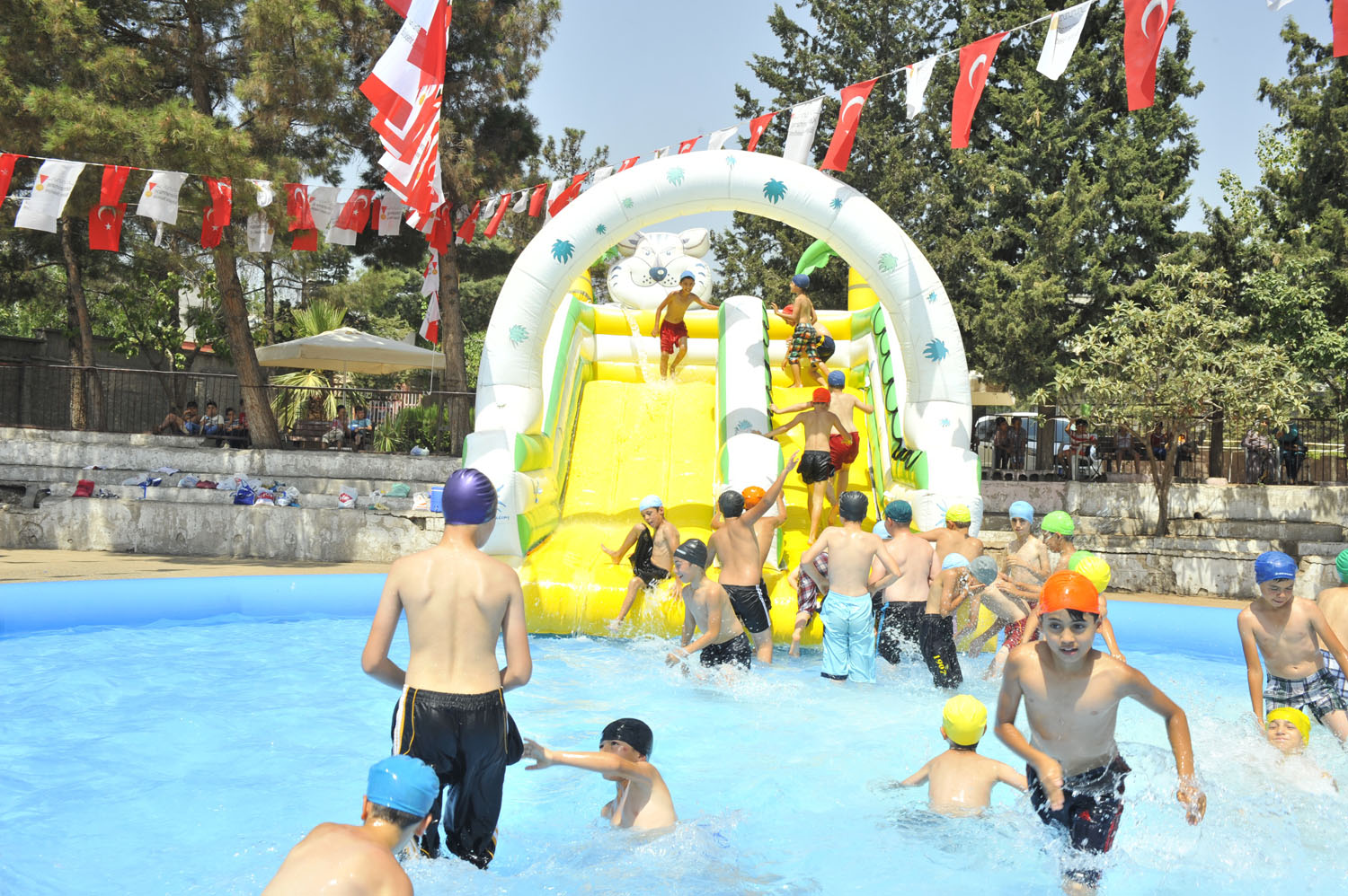 HAVUZLAR ÇOCUKLARIN AYAĞINA GELDİ