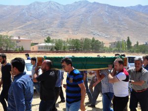 MİNİK ESMANUR TOPRAĞA VERİLDİ...