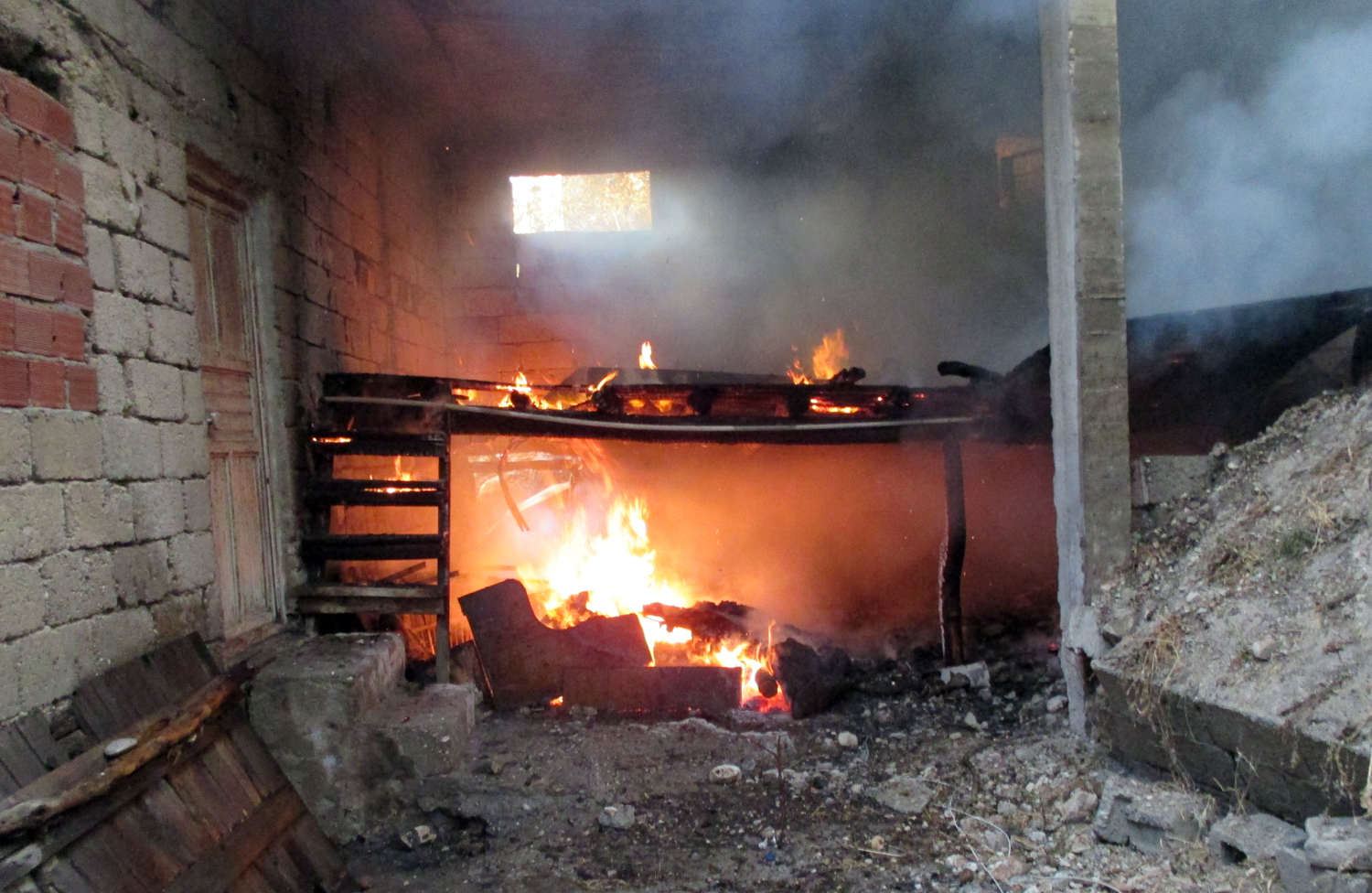 YANAN AHŞAP EV KURTARILDI