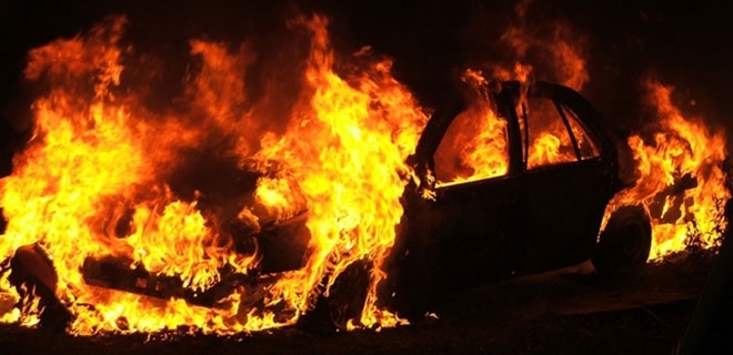 PARK HALİNDEKİ OTOMOBİLDE YANGIN ÇIKTI