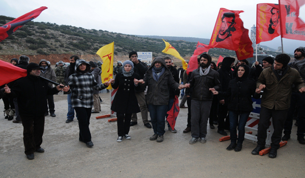 KENTE GİRMEK İSTEYEN GRUP İLE GÜVENLİK GÜÇLERİ ARASINDA GERGİNLİK