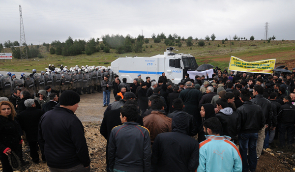 CEMEVİNDE TOPLANAN YAKLAŞIK 200 KİŞİNİN YÜRÜYÜŞ YAPMASINA İZİN VERİLMEDİ