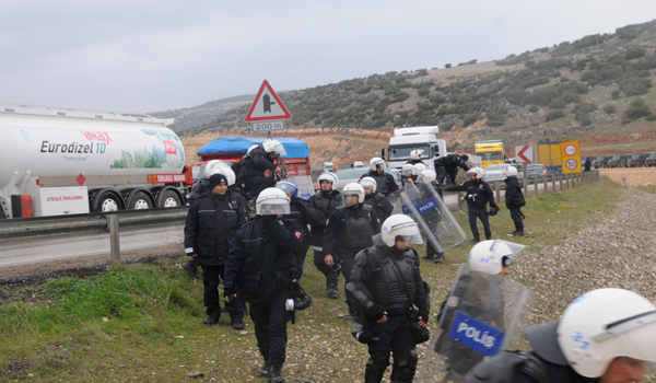 YOLU TRAFİĞE AÇMAYAN GRUBA POLİS VE JANDARMA, BİBER GAZI VE SUYLA MÜDAHALE ETTİ