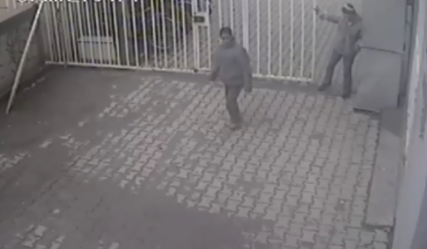 ALIŞVERİŞ MERKEZİNDEN BOT ÇALDILAR