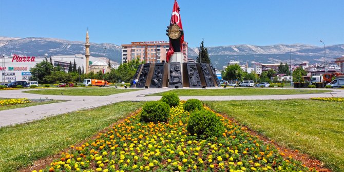 Kahramanmaraş'ta kavşaklar renkleniyor